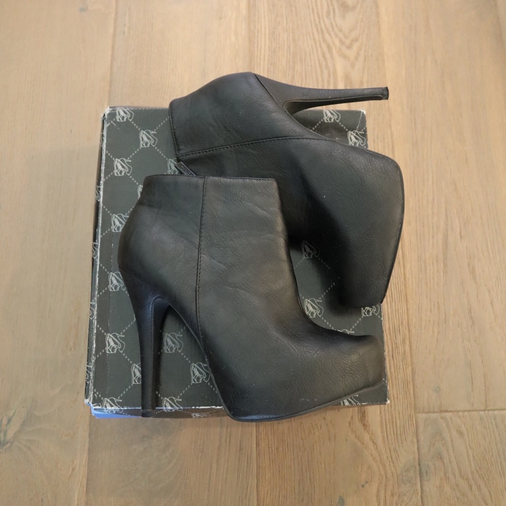 Black booties, 7